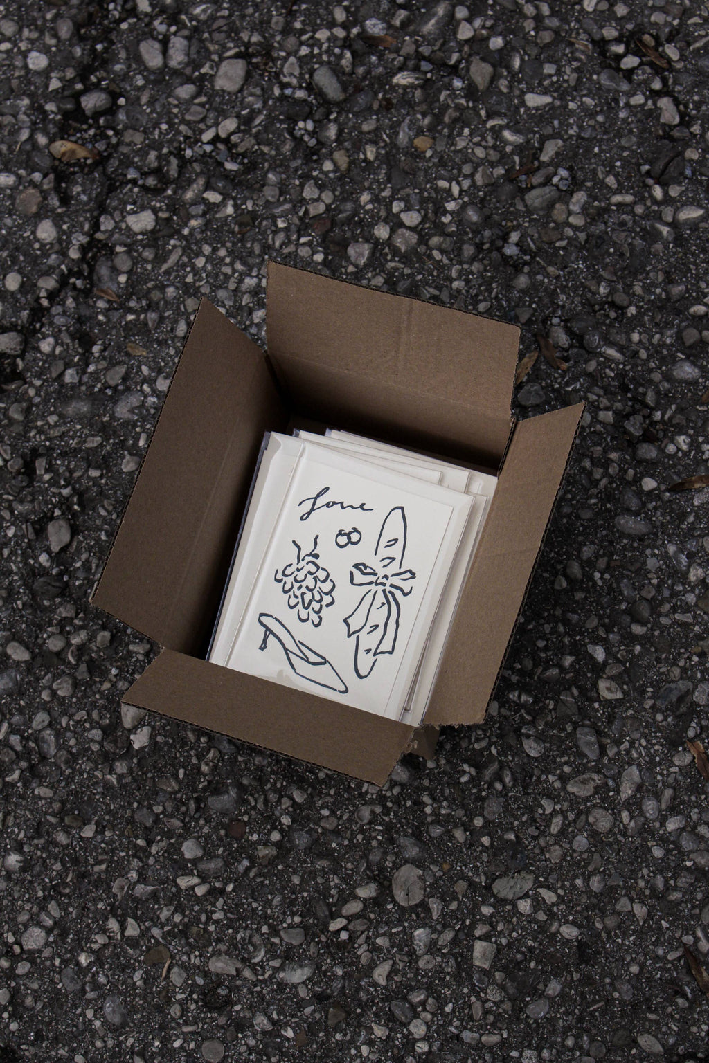 L'Atelier Samedi - Folded card 'Love' Baguette, Grapes (Risograph) | Wedding